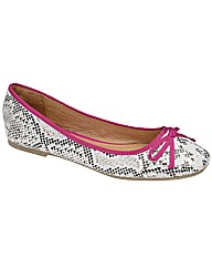 Ravel Liza   White Snake/fuchsia pump