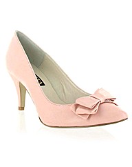 Marta Jonsson leather court