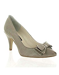 Marta Jonsson leather court