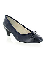 Marta Jonsson leather court
