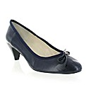 Marta Jonsson leather court