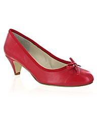 Marta Jonsson leather court