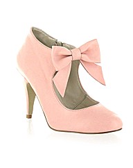 Marta Jonsson leather court