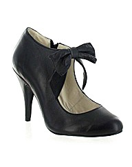 Marta Jonsson leather court