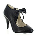 Marta Jonsson leather court