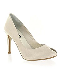 Marta Jonsson leather court