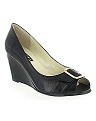 Marta Jonsson leather court