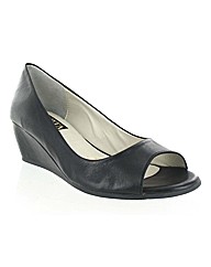 Marta Jonsson leather court