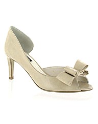 Marta Jonsson leather court