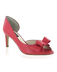 Marta Jonsson leather court