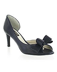 Marta Jonsson leather court