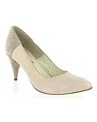 Marta Jonsson leather court