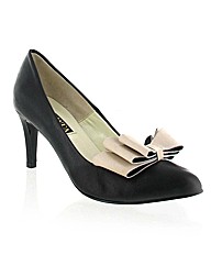 Marta Jonsson leather court
