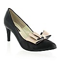 Marta Jonsson leather court